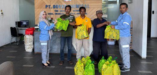 Berbagi Kebahagiaan di Bulan Ramadhan, PT Dover Chemical Salurkan 70 Paket Sembako untuk Nelayan