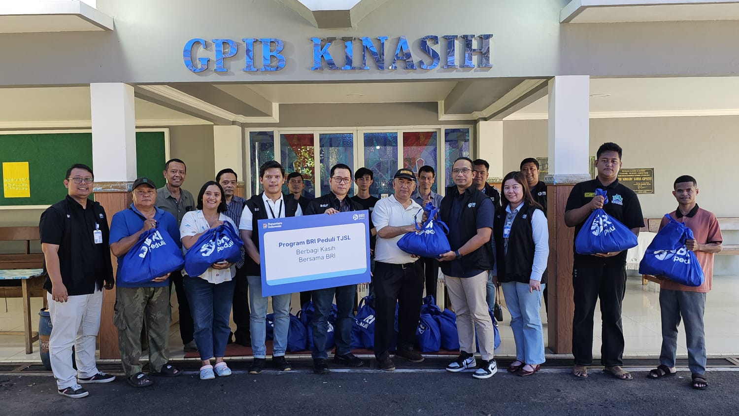 BRI Region 8 Jakarta 3 Salurkan Bantuan Paket Sembako kepada GPIB Kinasih