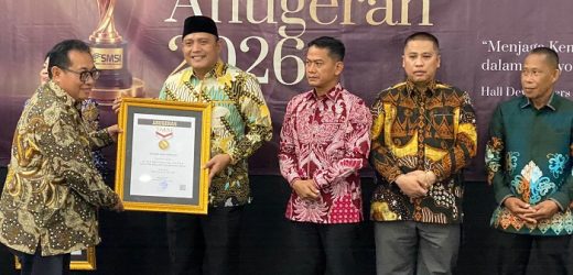 SMSI Anugerahkan Penghargaan Sahabat Pers Indonesia kepada Bahrul Ulum