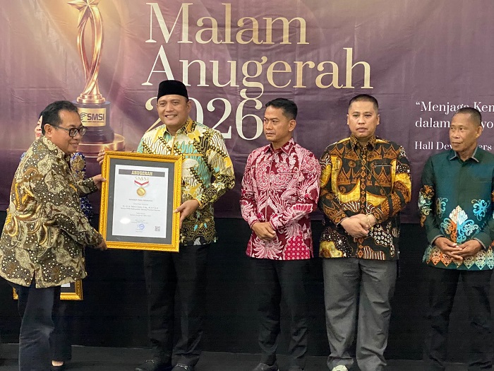 SMSI Anugerahkan Penghargaan Sahabat Pers Indonesia kepada Bahrul Ulum