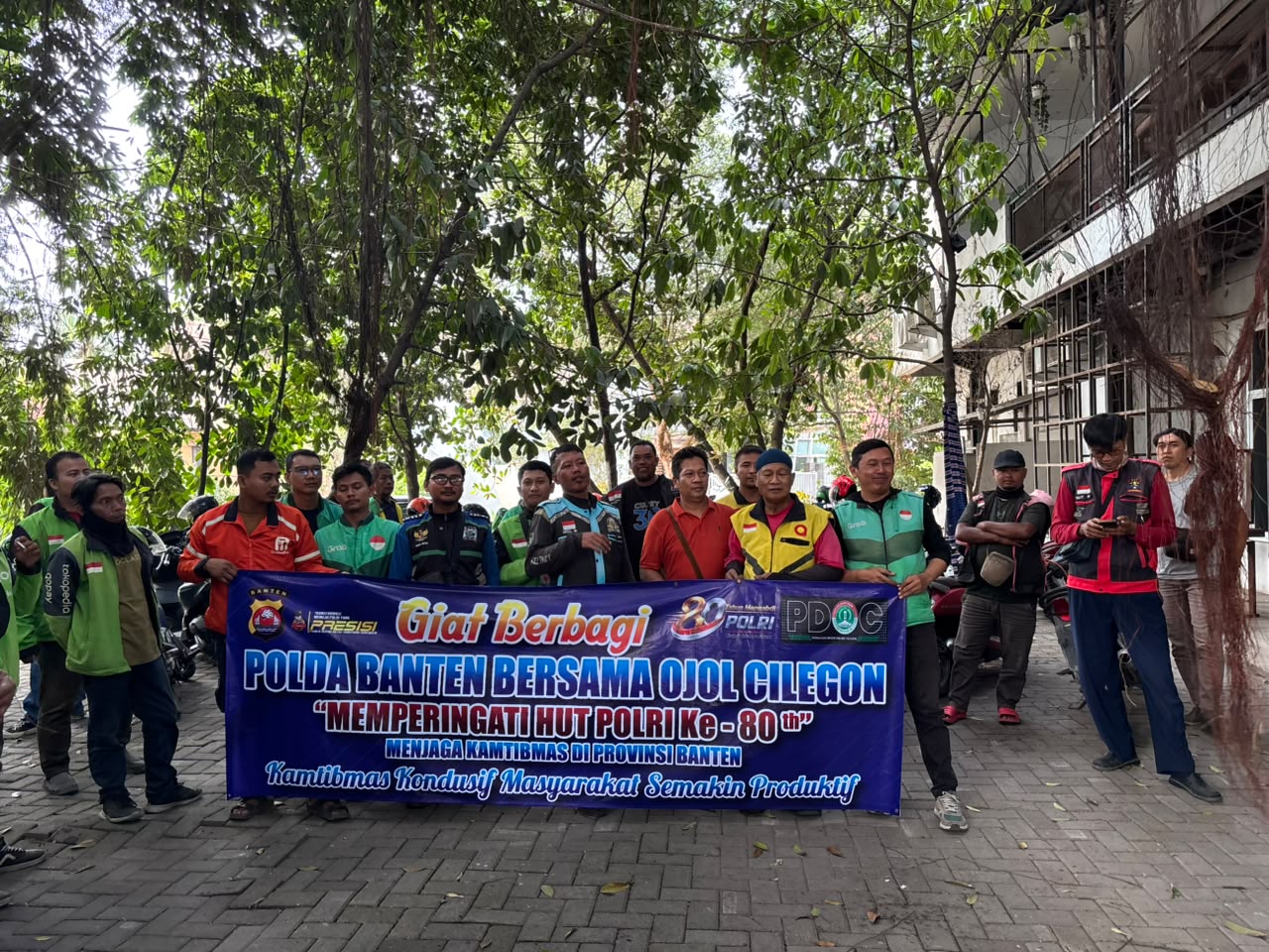 PDOC dan Polda Banten Bagikan Sembako Kepada Ratusan Ojol di Cilegon