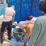 Polisi Bagian Ribuan Liter Air ke Warga Kekeringan di Kasemen