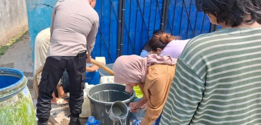 Polisi Bagian Ribuan Liter Air ke Warga Kekeringan di Kasemen