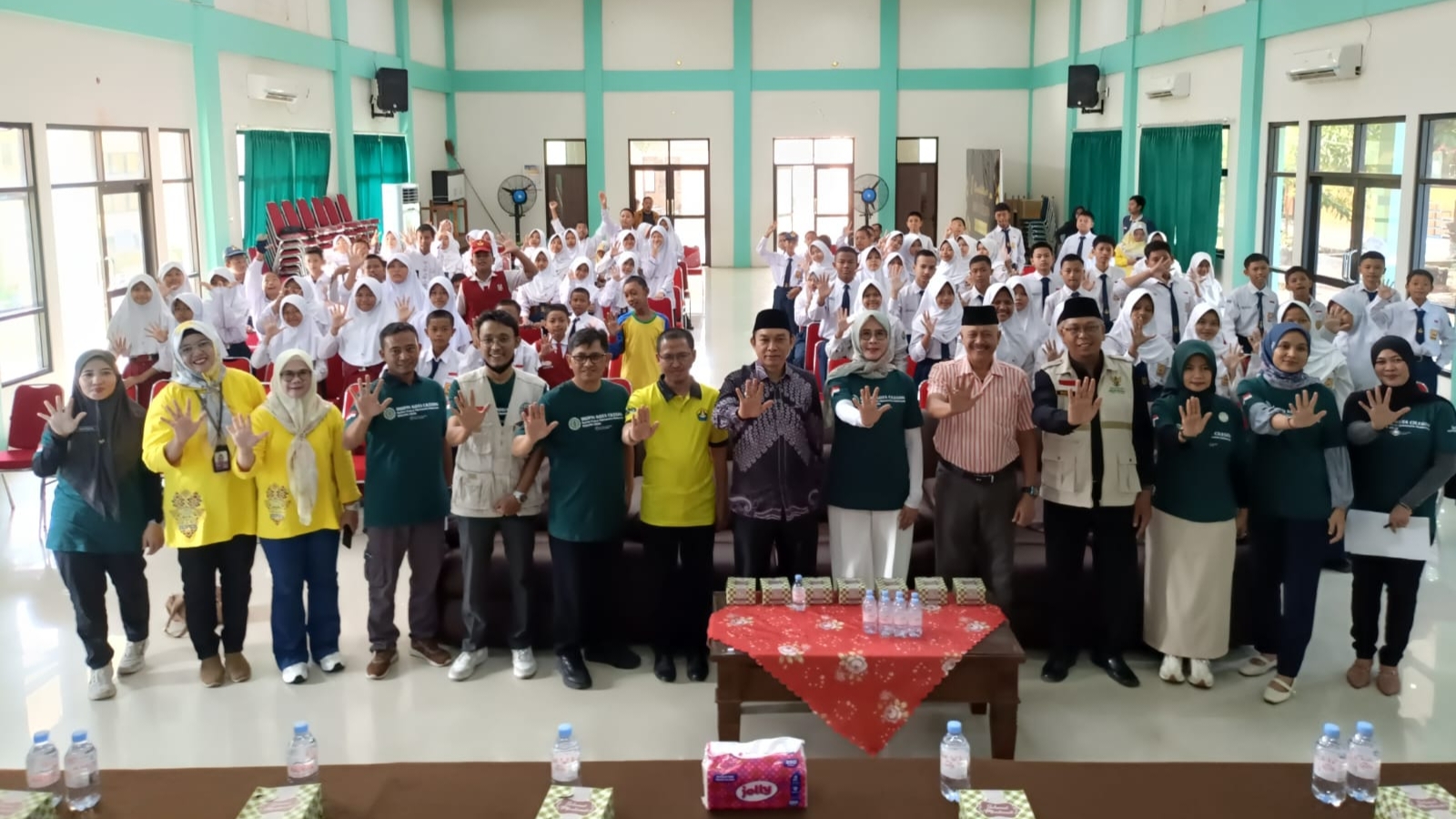 Peduli Kesehatan Mata Pelajar, Baznas Cilegon dan IROPIN Banten Gelar Cek Mata Gratis di SMPN 5